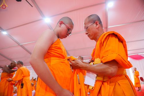 ภาพ No.103236:พิธีบรรพชา พิธีขอศีลและนิสัย ธรรมทายาทชาวอินโดนีเซียกว่า 1,000 คน ณ มหาเจดีย์บุโรพุทโธ ประเทศอินโดนีเซีย ในวันที่ 19 ธันวาคม พ.ศ. 2566