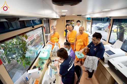 ภาพ No.230325:วันจันทร์ที่ 30 มิถุนายน พ.ศ. 2568 เจ้าอาวาสวัดพระธรรมกาย เยี่ยมอนุโมทนาให้กำลังใจ บุคลากรทางการแพทย์-เจ้าหน้าที่ผู้ปฏิบัติงาน โครงการรถตัดแว่นสายตาเคลื่อนที่สภากาชาดไทย เพื่อเด็กนักเรียนในชนบท พื้นที่จังหวัดปทุมธานี