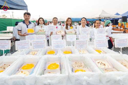 ภาพ No.201411:พิธีถวายภัตตาหารเป็นสังฆทาน แด่พระธรรมยาตรา ณ อนุสรณ์สถานบางปลา วัดบางปลา อำเภอบางเลน จังหวัดนครปฐม ในโครงการธรรมยาตรา กตัญญูบูชา มหาปูชนียาจารย์ พระมงคลเทพมุนี(สด จนฺทสโร) พระผู้ปราบมาร อนุสรณ์สถาน 7 แห่ง ปีที่ 13 วันที่ 25 มกราคม พ.ศ. 2568