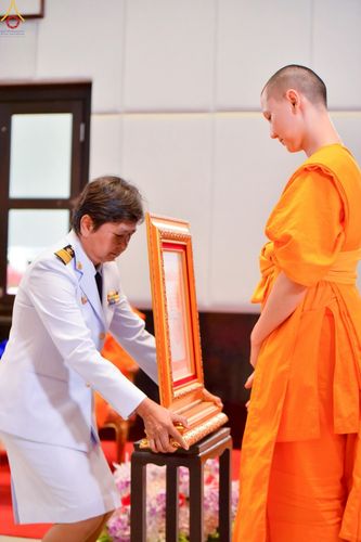 ภาพ No.230915:วันอังคารที่ 1 กรกฎาคม พ.ศ. 2568 ผู้ว่าราชการจังหวัดปทุมธานี เป็นประธานพิธีต้อนรับ สัญญาบัตร พัดยศ พระครูสัญญาบัตรสายต่างประเทศ วัดพระธรรมกาย ประจำปี พ.ศ. 2568 จำนวน 19 รูป