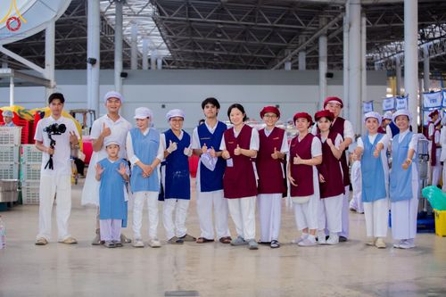 ภาพ No.58797:V.40 ภัตตาหารพระหมื่นวัด เราจัดให้ การปฏิบัติงานของเจ้าหน้าที่และอาสาสมัคร เพื่อรับบุญในการถวายภัตตาหาร แด่คณะสงฆ์ 10,000 กว่าวัดทั่วประเทศ ที่มาร่วมงานวันคุ้มครองโลก จันทร์ที่ 22 เมษายน พ.ศ. 2567 ณ วัดพระธรรมกาย