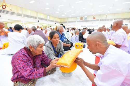 ภาพ No.184494:พิธีขอขมา มอบบาตรผ้าไตร บรรพชา อุปสมบท  ในโครงการอุปสมบทบูชาธรรมมหาปูชนียาจารย์ ณ วัดกลางพระอารามหลวง อ.เมืองบุรีรัมย์ จ.บุรีรัมย์ วันศุกร์ที่ 6 ธันวาคม พ.ศ. 2567