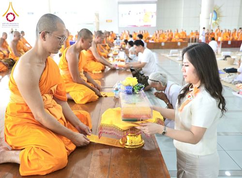 ภาพ No.214710:วันเสาร์ที่ 5 เมษายน พ.ศ. 2568 พิธีถวายภัตตาหารเมนูสวรรค์ "เพื่อการบรรลุธรรม" ณ หอฉันคุณยายอาจารย์ฯ วัดพระธรรมกาย