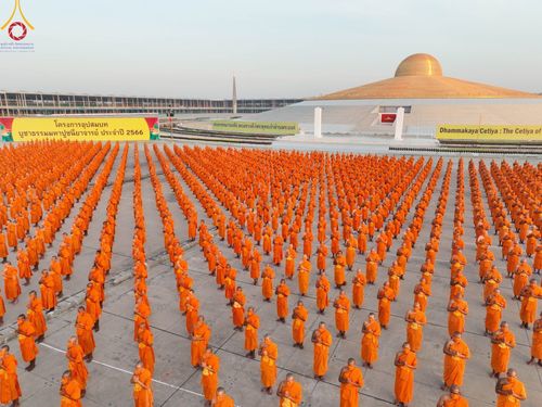 พระธรรมทายาทในโครงการอุปสมบทหมู่ บูชาธรรมมหาปูชนียาจารย์ ร่วมปฏิบัติธรรม ถ่ายภาพหมู่ประวัติศาสตร์ และรับฟังโอวาทจากหลวงพ่อทัตตชีโว ณ ลานธรรม พระมหาธรรมกายเจดีย์ วัดพระธรรมกาย วันที่ 15 ธันวาคม พ.ศ. 2566