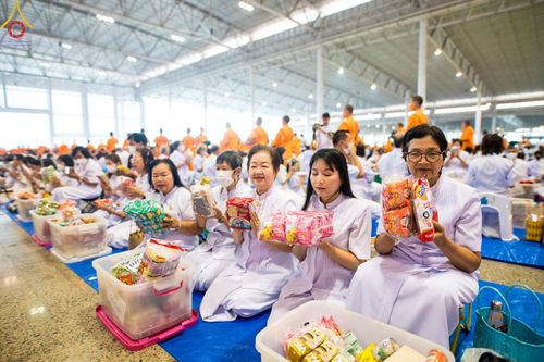 ภาพ No.122997:พิธีตักบาตร และพิธีบูชาข้าวพระ ในวันอาทิตย์ต้นเดือนที่ 4 กุมภาพันธ์ พ.ศ. 2567 ณ วัดพระธรรมกาย จ.ปทุมธานี