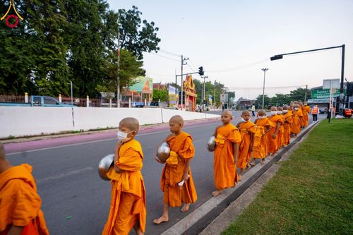 ภาพ No.101797:ตักบาตรพระ 10,000 รูป เติมบุญให้แผ่นดิน เนื่องในโอกาส 192 ปี จังหวัดกาญจนบุรี หนึ่งในโครงการตักบาตรพระ 2,000,000 รูป  77 จังหวัดทุกวัดทั่วไทย วันจันทร์ที่ 11 ธันวาคม พ.ศ. 2566 บริเวณถนนสองแคว (SKY WALK) เมืองกาญจนบุรี