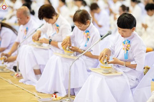 ภาพ No.188492:พิธีถวายภัตตาหารเป็นสังฆทาน แด่พระธรรมยาตรา ในโครงการธรรมยาตรา กตัญญูบูชา มหาปูชนียาจารย์ พระมงคลเทพมุนี(สด จนฺทสโร) พระผู้ปราบมาร อนุสรณ์สถาน 7 แห่ง ปีที่ 13 ณ สภาธรรมกายสากล วัดพระธรรมกาย วันที่ 3 มกราคม พ.ศ. 2568