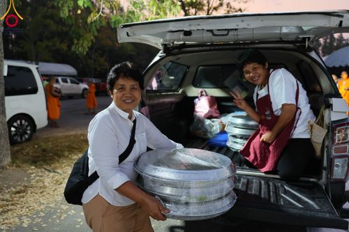 ภาพ No.110668:พิธีถวายภัตตาหารเป็นสังฆทาน แด่คณะพระธรรมยาตราฯ ในโครงการธรรมยาตรากตัญญูบูชา มหาปูชนียาจารย์ พระมงคลเทพมุนี(สด จนฺทสโร) พระผู้ปราบมาร อนุสรณ์สถาน 7 แห่ง ปีที่ 12 วันที่ 12 มกราคม พ.ศ. 2567 ณ อนุสรณ์สถานมหาวิหารพระมงคลเทพมุนี(โลตัสแลนด์) อ.สองพี่น้อง จ.สุ