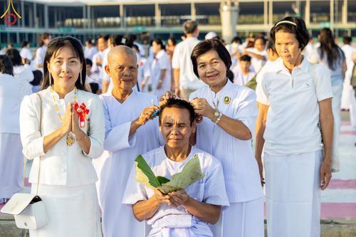 ภาพ No.179974:พิธีปลงผมนาคธรรมทายาท ในโครงการอุปสมบทหมู่ บูชาธรรมมหาปูชนียาจารย์ (ศูนย์อบรมวัดพระธรรมกาย) วันที่ 1 ธันวาคม พ.ศ. 2567 ณ ลานธรรมหารัตนวิหารคด วัดพระธรรมกาย จ.ปทุมธานี