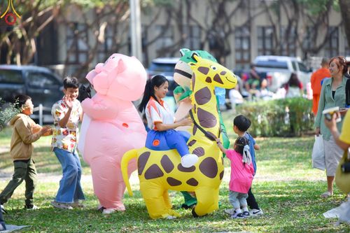 ภาพ No.194123:วัดพระธรรมกาย จัดงานวันเด็กแห่งชาติ ประจำปี พ.ศ.2568 ออกร้านอาหาร 200 ร้าน มอบของขวัญหลายหมื่นชิ้น วันที่ 12 มกราคม พ.ศ. 2568 วัดพระธรรมกาย อ.คลองหลวง จ.ปทุมธานี