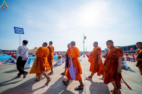 ภาพ No.221538:วันอังคารที่ 22 เมษายน พ.ศ. 2568 ภาพพิธีถวายมหาสังฆทานคณะสงฆ์ 40,000 กว่าวัดทั่วประเทศ เนื่องในวันคุ้มครองโลก ชุดที่ 2 (ปลื้มให้สมการรอคอย) ณ ลานธรรมพระมหาธรรมกายเจดีย์ วัดพระธรรมกาย