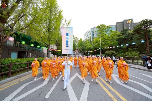 ภาพ No.229536:วันเสาร์ที่ 26 เมษายน พ.ศ. 2568 คณะพระภิกษุสามเณรในโครงการบรรพชาหมู่ 81 รูป  วัดภาวนาโซล ประเทศเกาหลีใต้ ได้ร่วมกับคณะสาธุชนคนไทยในเกาหลีใต้  ร่วมกันเดินขบวนอัญเชิญโคมดอกบัว  เพื่อบูชาแด่องค์สมเด็จพระสัมมาสัมพุทธเจ้า  ในงานเทศกาลวิสาขบูชานานาชาติ ประจำปี