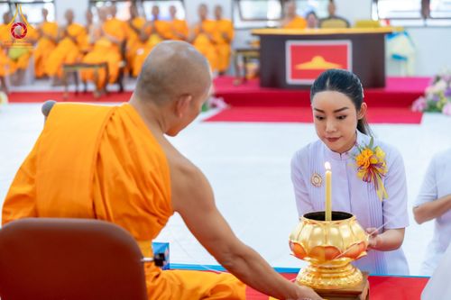 ภาพ No.160779:พิธีเจริญพระพุทธมนต์ และปิดแผ่นทองรูปเหมือน พระเดชพระคุณพระมงคลเทพมุนี (สด จนฺทสโร) พระผู้ปราบมาร จำนวน 3 องค์ วันเสาร์ที่ 5 ตุลาคม พ.ศ. 2567 ณ อาคารปลูกศรัทธา 2 (ชานชลาเดิม) วัดพระธรรมกาย อ.คลองหลวง จ.ปทุมธานี