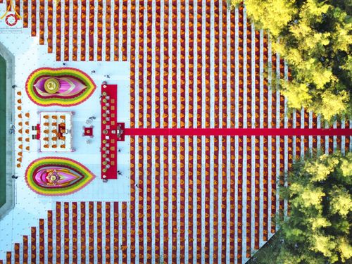 ภาพ No.190086:พิธีจุดประทีปถวายเป็นพุทธบูชา และบูชาธรรมมหาปูชนียาจารย์ ณ อนุสรณ์สถานมหาวิหารพระมงคลเทพมุนี (โลตัสแลนด์) อ.สองพี่น้อง จ.สุพรรณบุรี ในโครงการธรรมยาตรา กตัญญูบูชา มหาปูชนียาจารย์ พระมงคลเทพมุนี(สด จนฺทสโร) พระผู้ปราบมาร อนุสรณ์สถาน 7 แห่ง ปีที่ 13