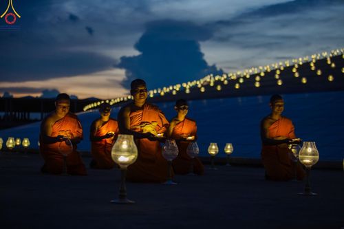 ภาพ No.150284:พิธีจุดประทีป และพิธีฉลองชัยสวดมนต์ บทธัมมจักกัปปวัตตนสูตร ครบ 6,668,272,727 จบ เนื่องในวันธรรมชัย 27 สิงหาคม พ.ศ. 2567 ณ มหารัตนวิหารคด วัดพระธรรมกาย