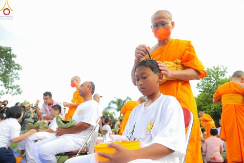 ภาพ No.102743:พิธีตัดปอยผม และปลงผมธรรมทายาท ชาวอินโดนีเซียกว่า 1,000 คน ณ มหาเจดีย์บุโรพุทโธ ประเทศอินโดนีเซีย อบรมระหว่างวันที่ 16-28 ธันวาคม พ.ศ. 2566
