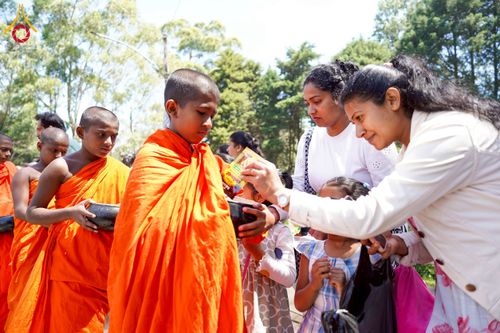 ภาพ No.225631:วันที่ 5 พฤษภาคม พ.ศ. 2568 พิธีบิณฑบาตรอบเมืองนูวราอิลิย่า ฉลองเทศกาลวิสาขบูชา แห่งชาติประเทศศรีลังกา