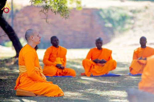 ภาพ No.232977:วันอาทิตย์ 29 มิถุนายน พ.ศ. 2568 กิจกรรมอบรมธรรมทายาทแอฟริกาใต้  ปฏิบัติธรรมสร้างสันติสุขภายใน แสงแห่งพุทธธรรมสู่แผ่นดินแอฟริกาใต้ ณ บริเวณหน้าวัดพระธรรมกายโจฮันเนสเบิร์ก