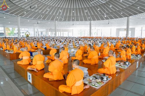 ภาพ No.115521:พิธีเจริญพระพุทธมนต์ และถวายภัตตาหาร ในวาระครบ 115 ปี วันคล้ายวันเกิด คุณยายอาจารย์ มหารัตนอุบาสิกาจันทน์ ขนนกยูง (ผู้ให้กำเนิดวัดพระธรรมกาย) วันศุกร์ที่ 19 มกราคม พ.ศ. 2567 ณ หอฉันคุณยายอาจารย์ วัดพระธรรมกาย