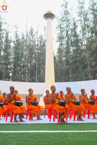 ภาพ No.190200:พิธีตักบาตรพระธรรมยาตรา ณ อนุสรณ์สถานลำดับที่ 1 สถานที่เกิดด้วยรูปกายเนื้อ อนุสรณ์สถานมหาวิหารพระมงคลเทพมุนี (โลตัสแลนด์) อ.สองพี่น้อง จ.สุพรรณบุรี ในโครงการธรรมยาตรา กตัญญูบูชา มหาปูชนียาจารย์ พระมงคลเทพมุนี(สด จนฺทสโร) พระผู้ปราบมาร อนุสรณ์สถาน 7 แห่ง 