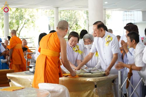 ภาพ No.198040:พิธีถวายภัตตาหารแด่พระภิกษุ สามเณร  บูชาธรรมคุณยายอาจารย์มหารัตนอุบาสิกาจันทร์ ขนนกยูง เนื่องในวาระวันคล้ายวันเกิดครบ 116 ปี วันอาทิตย์ที่ 19 มกราคม พ.ศ. 2568 ณ หอฉันคุณยายอาจารย์ฯ วัดพระธรรมกาย