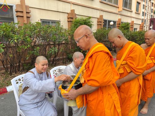 ภาพ No.136023:พระธรรมทายาท โครงการบวชพระนานาชาติ AEC & WAB ผู้บริหารรุ่นที่ 2 บิณฑบาต ณ หอฉันคุณยายอาจารย์ฯ เมืองแก้วมณี หมู่บ้านแก้วพุทธรักษา วันที่ 28 เมษายน พ.ศ. 2567