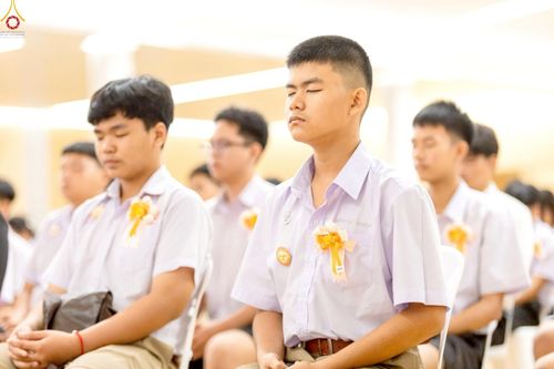 ภาพ No.245895:วันเสาร์ที่ 13 กันยายน พ.ศ. 2568 พิธีมอบผ้าไตรประธานกฐินสัมฤทธิ์เด็กดี V-Star ณ สภาธรรมกายสากล วัดพระธรรมกาย