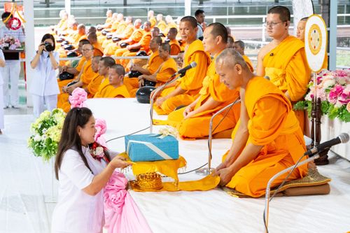 ภาพ No.61236:พิธีตักบาตรฉลองพระใหม่ รุ่นบูชาธรรมโครงการ 1-2 โครงการบรรพชาอุปสมบทหมู่ธรรมทายาท บูชาธรรมหลวงพ่อธัมมชโย 80 ปี ณ โถงช้างสำนักงานใหญ่ วัดพระธรรมกาย วันที่ 20 เมษายน พ.ศ. 2567