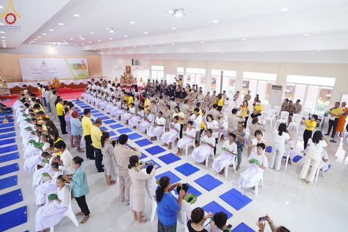 ภาพ No.59099:พิธีปลงผมและแห่นาคธรรมทายาท ในโครงการบรรพชาสามเณร ภาคฤดูร้อน เฉลิมพระเกียรติพระบาทสมเด็จพระเจ้าอยู่หัว เนื่องในโอกาส  พระราชพิธีมหามงคลเฉลิมพระชนมพรรษา 6 รอบ  ปลงผมนาคในวันที่ 21 เมษายน พ.ศ 2567 ณ วัดกลางธนรินทร์ (ธรรมอุทยานบ้านแป้ง)