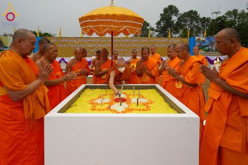 ภาพ No.174077:พิธีวางศิลาฤกษ์มหาสมบัติ โปรยรัตนชาติบ่อมงคลเศรษฐี ติดแผ่นทอง ลูกนิมิต - ช่อฟ้า เพื่อสถาปนาสร้างอุโบสถ บูชาธรรม 80 ปีหลวงพ่อธัมมชโย ณ วัดทุ่งเจริญธรรม อ.อมก๋อย จ.เชียงใหม่ วันที่ 8 พฤศจิกายน พ.ศ. 2567