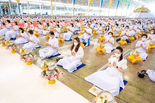 ภาพ No.76617:พิธีถวายโคมมาฆประทีป น้อมถวายเป็นพุทธบูชา แด่คณะพระภิกษุ สามเณร วัดพระธรรมกาย วันที่ 25 กุมภาพันธ์ พ.ศ. 2566