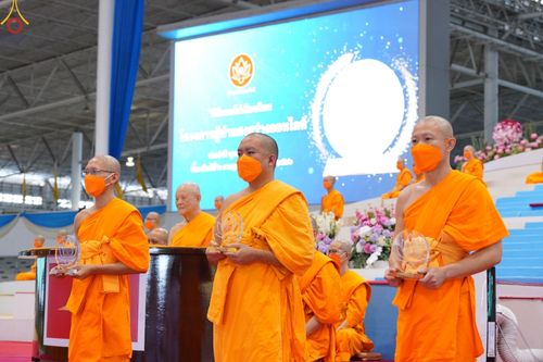 ภาพ No.83800:พิธีมอบโล่เกียรติยศ โครงการผู้นำแสงสว่างออนไลน์ ประจำปี 2565 ในวันอาทิตย์ที่ 2 กรกฎาคม พ.ศ. 2566 ณ วัดพระธรรมกาย