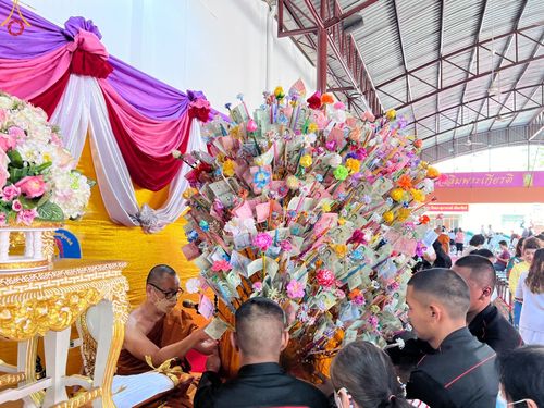 ภาพ No.92810:พิธีประเพณีตักบาตรเทโวโรหณะ พิธีทอดกฐิน และพิธีกรานกฐิน ณ วัดบางบัว แขวงอนุสาวรีย์ เขตบางเขน กรุงเทพมหานคร วันที่ 5 พฤศจิกายน พ.ศ. 2566