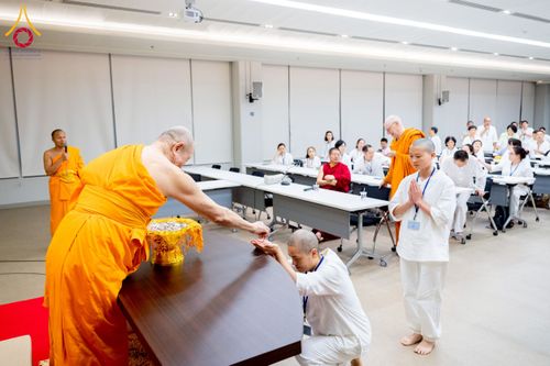 ภาพ No.222496:วันที่ 21 เมษายน พ.ศ. 2568 หลวงพ่อทัตตชีโวต้อนรับคณะสงฆ์จีน ณ อาคาร 100 ปี คุณยายมหารัตนอุบาสิกาจันทร์ ขนนกยูง วัดพระธรรมกาย