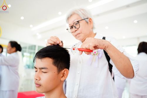 ภาพ No.134821:พิธีตัดปอยผม พิธีขอขมารับผ้าไตร พิธีบรรพชา และพิธีถวายบาตร ในโครงการบรรพชาสามเณร ฟื้นฟูพระพุทธศาสนาทั่วไทย  ณ ศูนย์ปฏิบัติธรรมและศูนย์อบรมเยาวชนเพชรบุรี ต.ท่าแลง อ.ท่ายาง จ.เพชรบุรี