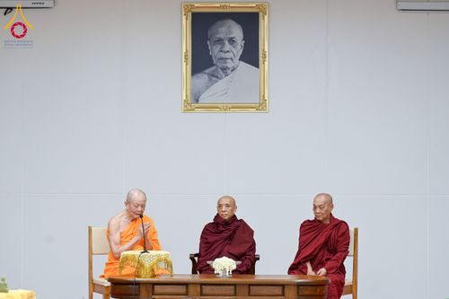 ภาพ No.223065:วันที่ 24 เมษายน พ.ศ. 2568 หลวงพ่อทัตตชีโวต้อนรับคณะสงฆ์เมียนมา ณ อาคาร 100 ปี คุณยายมหารัตนอุบาสิกาจันทร์ ขนนกยูง วัดพระธรรมกาย