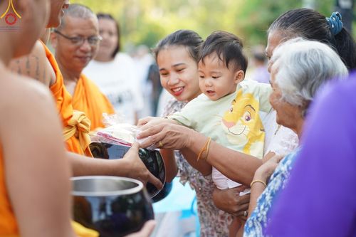 ภาพ No.61048:สามเณรออกบิณฑบาต และกิจกรรมอบรมสามเณร ในโครงการบรรพชาสามเณรฟื้นฟู พระพุทธศาสนาทั่วไทย ณ ศูนย์อบรมที่พักสงฆ์บ้านร่มเย็น จ.นราธิวาส วันที่ 2-15 เมษายน พ.ศ. 2567