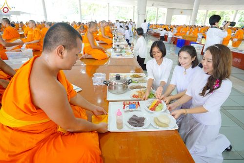 ภาพ No.246981:วันที่ 20 กันยายน พ.ศ. 2568 พิธีถวายเมนูสวรรค์เพื่อการบรรลุธรรม ณ หอฉันคุณยายอาจารย์ฯ วัดพระธรรมกาย