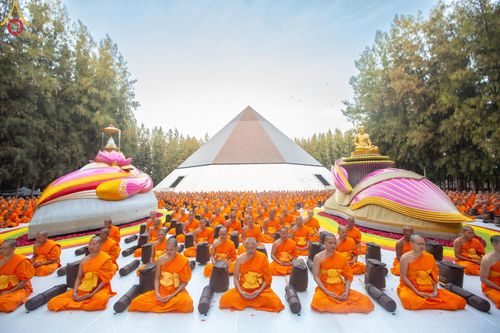 ภาพ No.189177:พระธรรมยาตราปฏิบัติธรรม และถ่ายภาพหมู่ประวัติศาสตร์ ในโครงการธรรมยาตรา กตัญญูบูชา มหาปูชนียาจารย์ พระมงคลเทพมุนี(สด จนฺทสโร) พระผู้ปราบมาร อนุสรณ์สถาน 7 แห่ง ปีที่ 13 วันที่ 4 มกราคม พ.ศ. 2568 ณ อนุสรณ์สถานมหาวิหารพระมงคลเทพมุนี (โลตัสแลนด์) อ.สองพี่น้อง