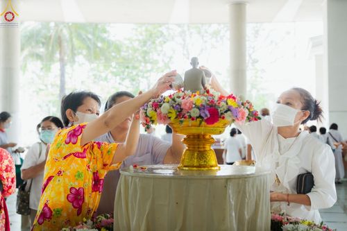 ภาพ No.80246:สาธุชนร่วมสรงน้ำพระและทำบุญ เนื่องในวันสงกรานต์ ณ หอฉันคุณยายอาจารย์ฯ วัดพระธรรมกาย วันที่ 13 เมษายน พ.ศ. 2566