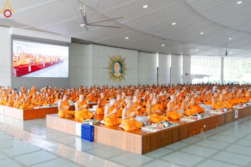 ภาพ No.205660:พิธีสวดพระพุทธมนต์ และถวายภัตตาหารเมนูสวรรค์แด่พระภิกษุ สามเณร วันจันทร์ที่ 3 กุมภาพันธ์ พ.ศ. 2568 ณ หอฉันคุณยายอาจารย์ฯ วัดพระธรรมกาย
