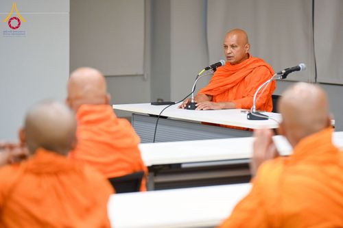 ภาพ No.223016:วันที่ 24 เมษายน พ.ศ. 2568 หลวงพ่อทัตตชีโวต้อนรับคณะสงฆ์ศรีลังกา ณ อาคาร 100 ปี คุณยายมหารัตนอุบาสิกาจันทร์ ขนนกยูง วัดพระธรรมกาย