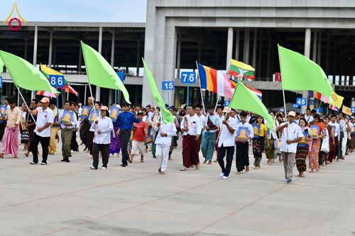 ภาพ No.143654:พิธีถวายผ้าไตร, สวดธรรมจักร, ปฏิบัติธรรม และฟังแสดงพระธรรมเทศนา ภาษาเมียนมา โดยมีสาธุชนชาวเมียนมากว่า 4,000 คน เข้าร่วมพิธี ณ มหารัตนวิหารคด วัดพระธรรมกาย วันอาทิตย์ที่ 7 กรกฎาคม พ.ศ. 2567