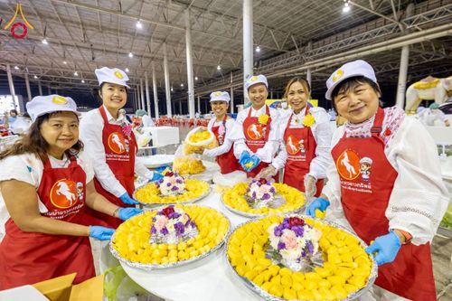 ภาพ No.203174:พิธีถวายภัตตาหารเป็นสังฆทาน แด่พระธรรมยาตรา ณ วัดพระธรรมกาย ตำบลคลองสาม อำเภอคลองหลวง จังหวัดปทุมธานี ในโครงการธรรมยาตรา กตัญญูบูชา มหาปูชนียาจารย์ พระมงคลเทพมุนี(สด จนฺทสโร) พระผู้ปราบมาร อนุสรณ์สถาน 7 แห่ง ปีที่ 13 วันที่ 29 มกราคม พ.ศ. 2568