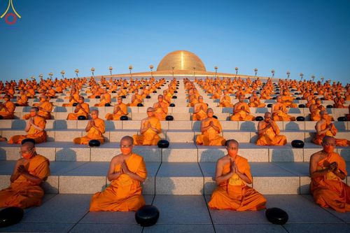 ภาพ No.105223:พิธีตักบาตรฉลองพระบวชใหม่ รุ่นบูชาธรรมมหาปูชนียาจารย์ และต้อนรับศักราชใหม่ วันจันทร์ที่ 1 มกราคม พ.ศ. 2567 ณ ลานธรรมพระมหาธรรมกายเจดีย์ วัดพระธรรมกาย