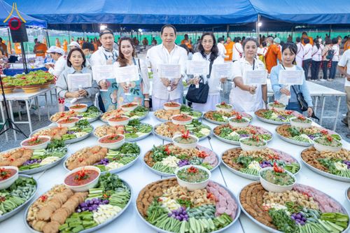 ภาพ No.200847:พิธีถวายภัตตาหารเป็นสังฆทาน แด่พระธรรมยาตรา ณ อนุสรณ์สถานบางปลา วัดบางปลา อำเภอบางเลน จังหวัดนครปฐม ในโครงการธรรมยาตรา กตัญญูบูชา มหาปูชนียาจารย์ พระมงคลเทพมุนี(สด จนฺทสโร) พระผู้ปราบมาร อนุสรณ์สถาน 7 แห่ง ปีที่ 13 วันที่ 24 มกราคม พ.ศ. 2568