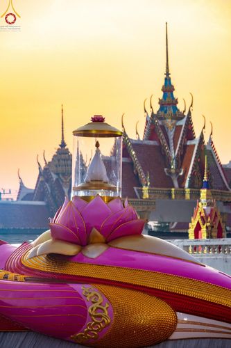 ภาพ No.197617:พิธีตักบาตรพระธรรมยาตรา ณ อนุสรณ์สถานลำดับที่ 4 สถานที่เกิดด้วยกายธรรม วัดโบสถ์(บน) ต.บางคูเวียง จ.นนทบุรี ในโครงการธรรมยาตรา กตัญญูบูชา มหาปูชนียาจารย์ พระมงคลเทพมุนี(สด จนฺทสโร) พระผู้ปราบมาร อนุสรณ์สถาน 7 แห่ง ปีที่ 13 วันที่ 19 มกราคม พ.ศ. 2568