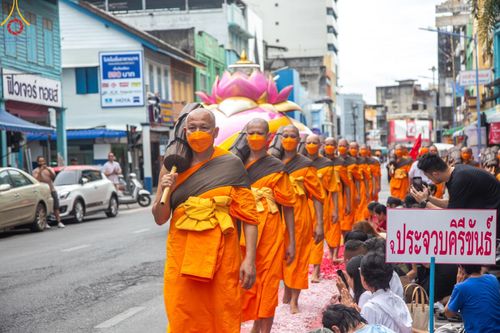 ภาพ No.128463:พิธีอัญเชิญพระบรมสารีริกธาตุ " ใจกลางเมืองนครหาดใหญ่ " เพื่อประดิษฐาน ณ มหารัตนเจดีย์สิริปทุมสวรรค์ (เจดีย์อริยพุทธะ 5 พระองค์) ศูนย์ปฏิบัติธรรมภาคใต้ อ.บางกล่ำ จ.สงขลา  วันที่ 9 มีนาคม พ.ศ. 2567 (ชุดที่ 2)