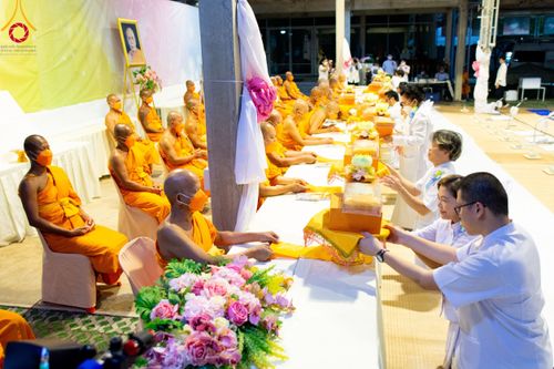 ภาพ No.110983:พิธีถวายภัตตาหารเป็นสังฆทาน แด่คณะพระธรรมยาตราฯ ในโครงการธรรมยาตรา กตัญญูบูชา มหาปูชนียาจารย์ พระมงคลเทพมุนี(สด จนฺทสโร) พระผู้ปราบมาร อนุสรณ์สถาน 7 แห่ง ปีที่ 12 วันที่ 13 มกราคม พ.ศ. 2567 ณ อนุสรณ์สถานมหาวิหารพระมงคลเทพมุนี  (โลตัสแลนด์) อ.สองพี่น้อง จ