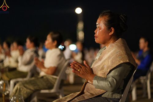 ภาพ No.175925:พิธีจุดประทีปโคมลาน, โคมลอยและลอยกระทง ถวายประทีปเป็นพุทธบูชา สร้างความสว่างไสวให้กับแผ่นดินด้วยแสงธรรม วันที่ 15 พฤศจิกายน พ.ศ. 2567 ณ พุทธอุทยานนานาชาติ อ.โพนพิสัย จ.หนองคาย